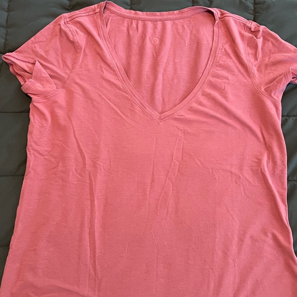 4 LULULEMON short sleeve tees - Picture 4 of 6